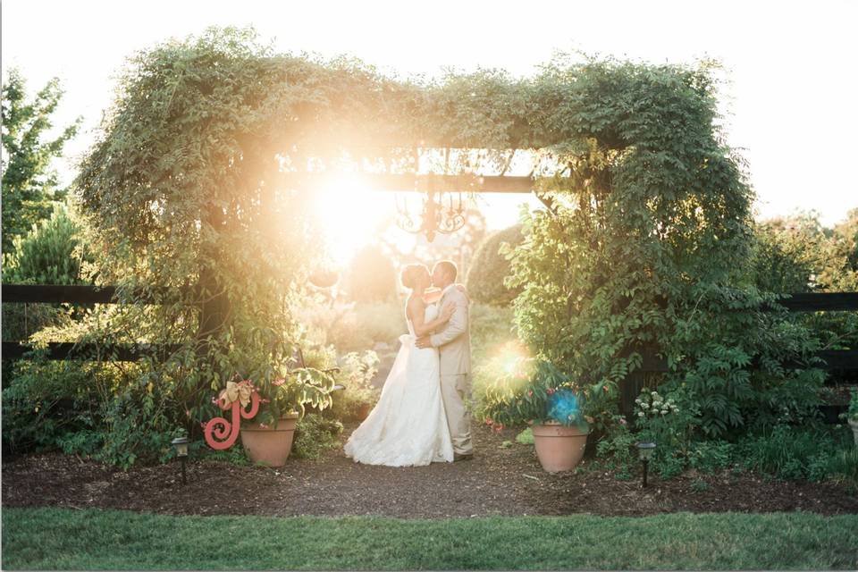 Kiss under the arch