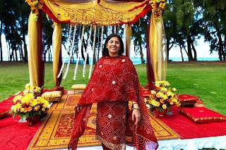 https://cdn0.weddingwire.com/vendor/063906/3_2/320/jpg/1367438089903-mira-in-front-of-mandap.jpeg