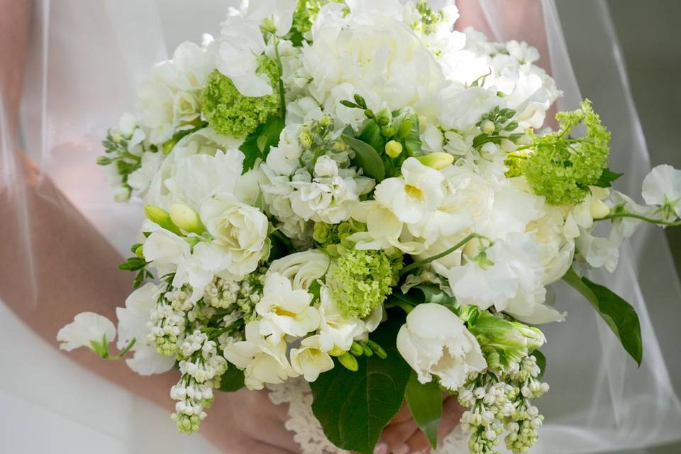 Classic Spring bridal bouquet