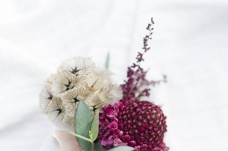 Merlot flowers and texture details for this modern wedding
