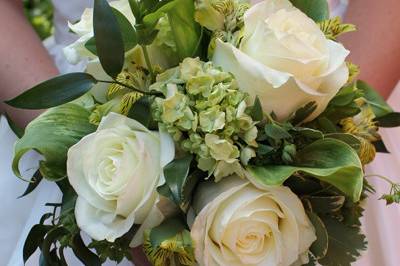 Leafy bouquet with white roses