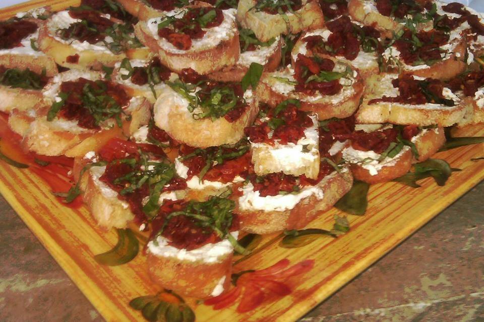Toasted garlic ciabatta Crisps topped with melted fresh mozzarella cheese & sun-dried tomatoes.