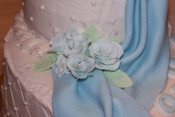 Fondant roses with drape