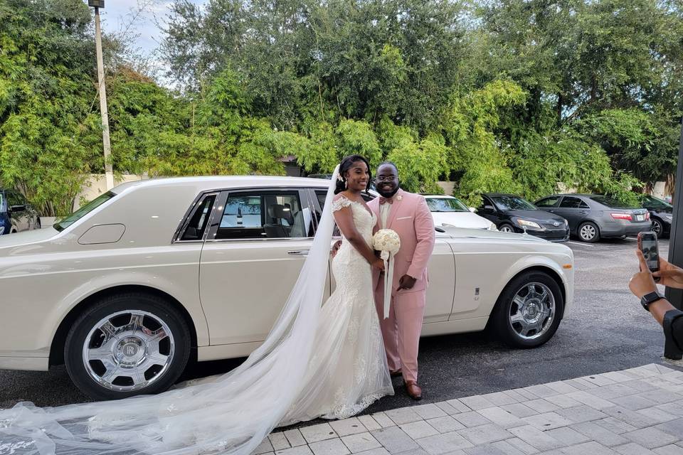 Complimentary Features in the Rolls Royce wedding car London