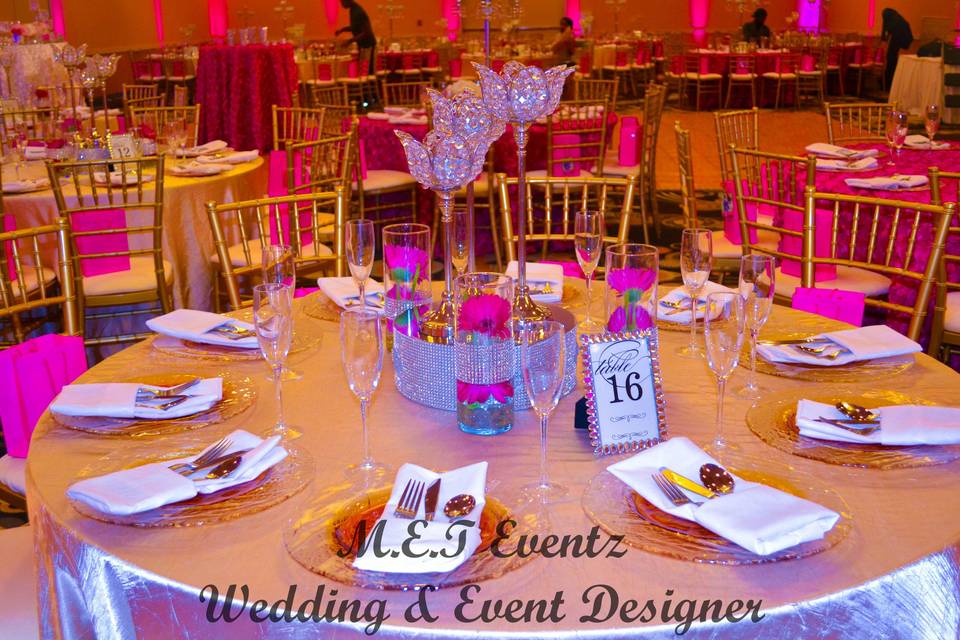 Table setting and pink decor