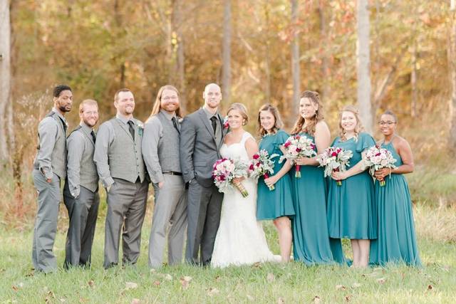 Couple with groomsmen and bridemsids
