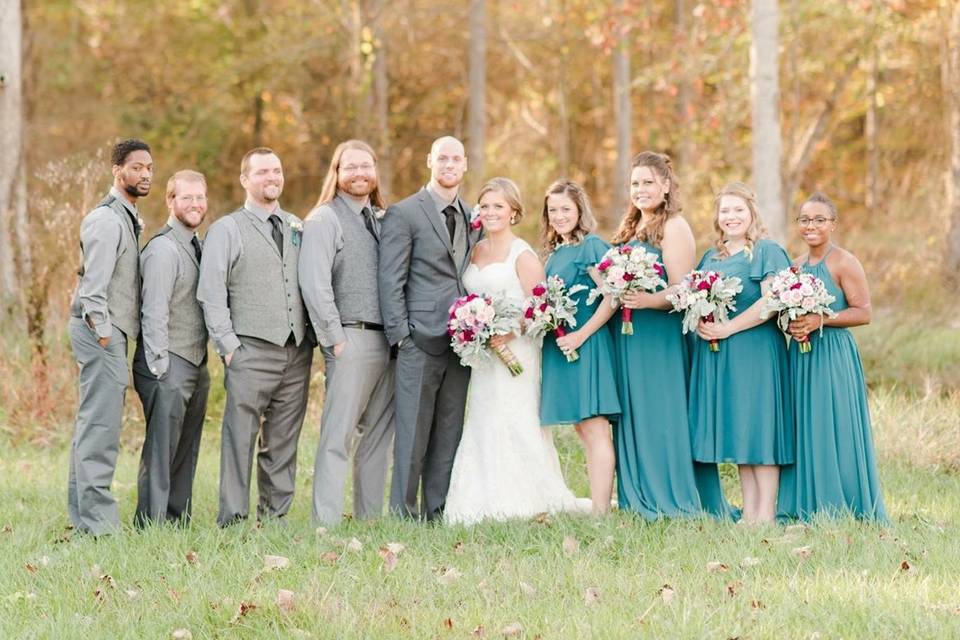 Couple with groomsmen and bridemsids