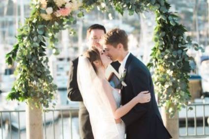 Wedding arch kiss