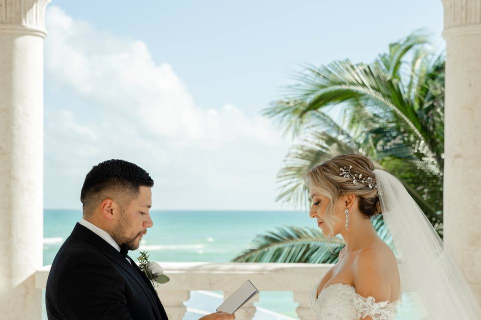 First look couple ocean cancun