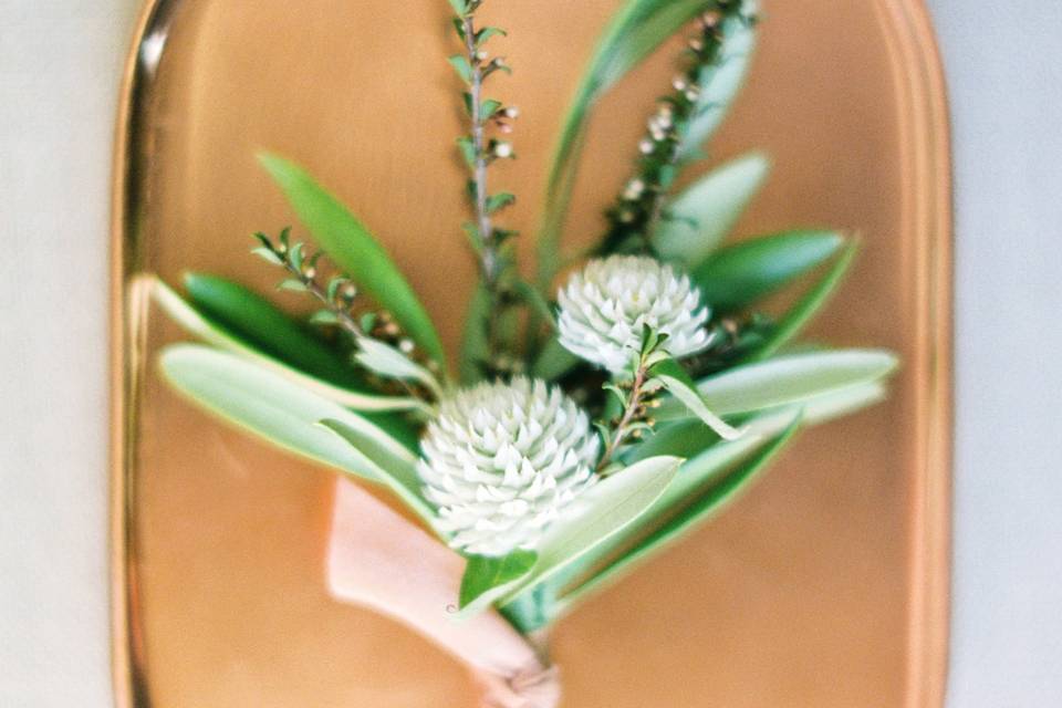 Minimal boutonniere.