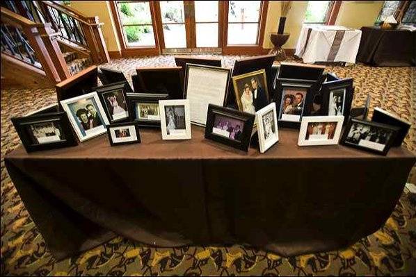 Family wedding pictures table