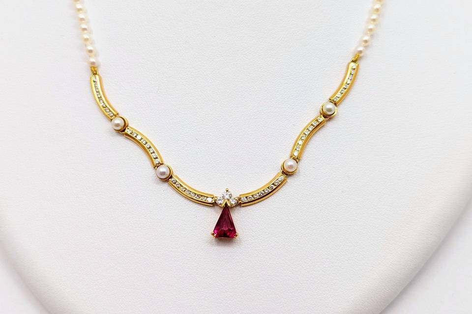 Eye catching gold necklace