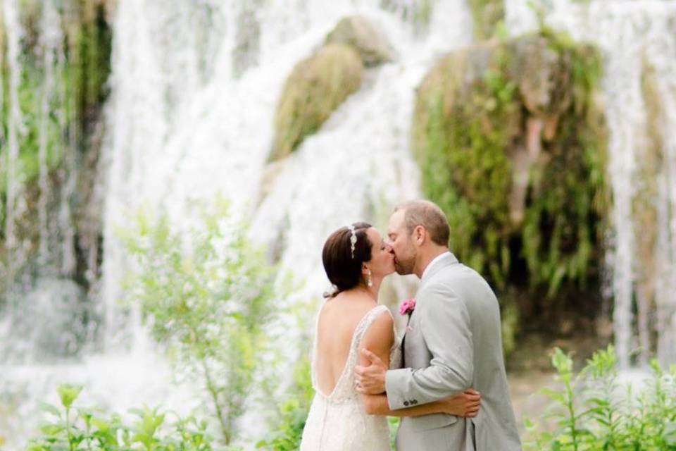 Kiss by the falls