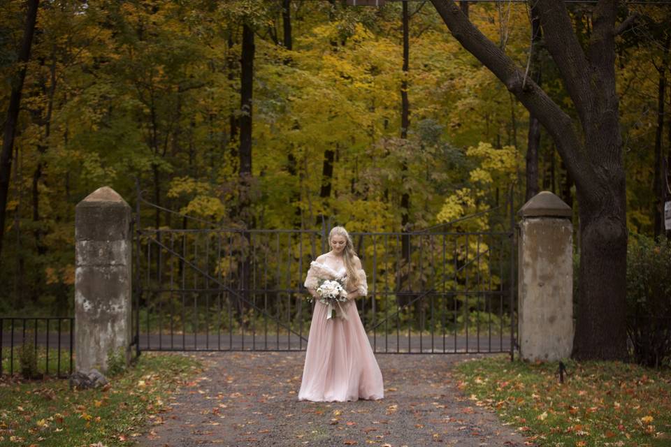 Bride by the gate