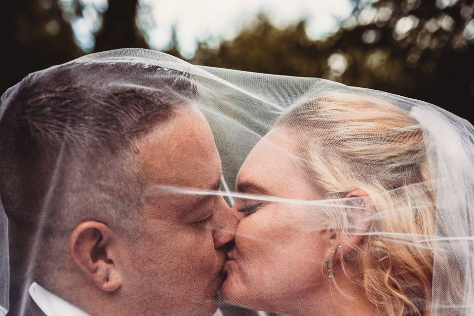 Kiss under the veil