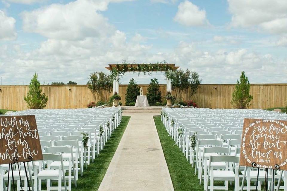 Outdoor ceremony aisle