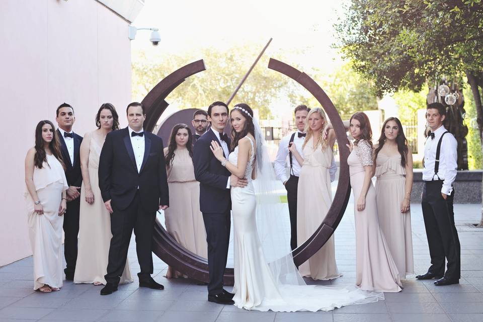 Couple with bridesmaids and groomsmen