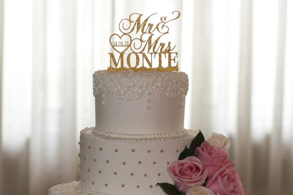 Gold accent wedding cake