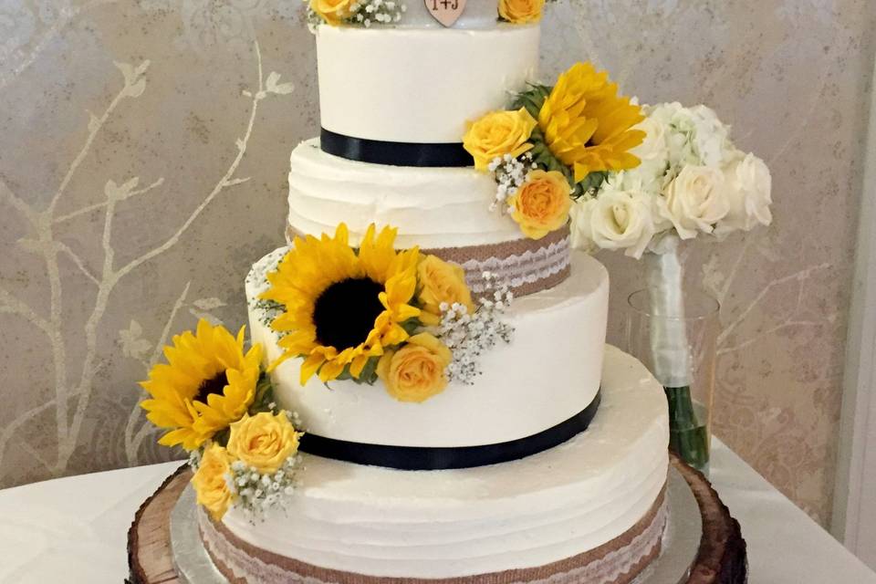 Sunflower tierd weddind cake
