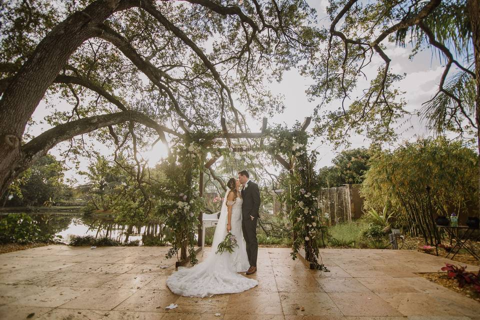 Kissing under the oaks