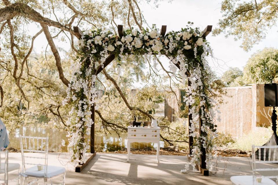 Arch decor | Photography by Emily Prada