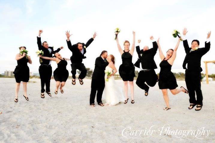 Couple with the groomsmen and bridesmaids