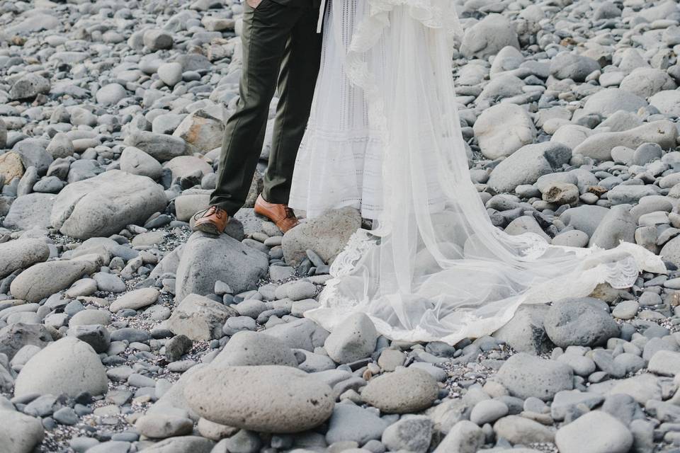 bride and groom oregon coast elopement