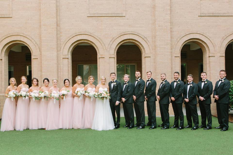 The couple with the bridesmaids and groomsmen