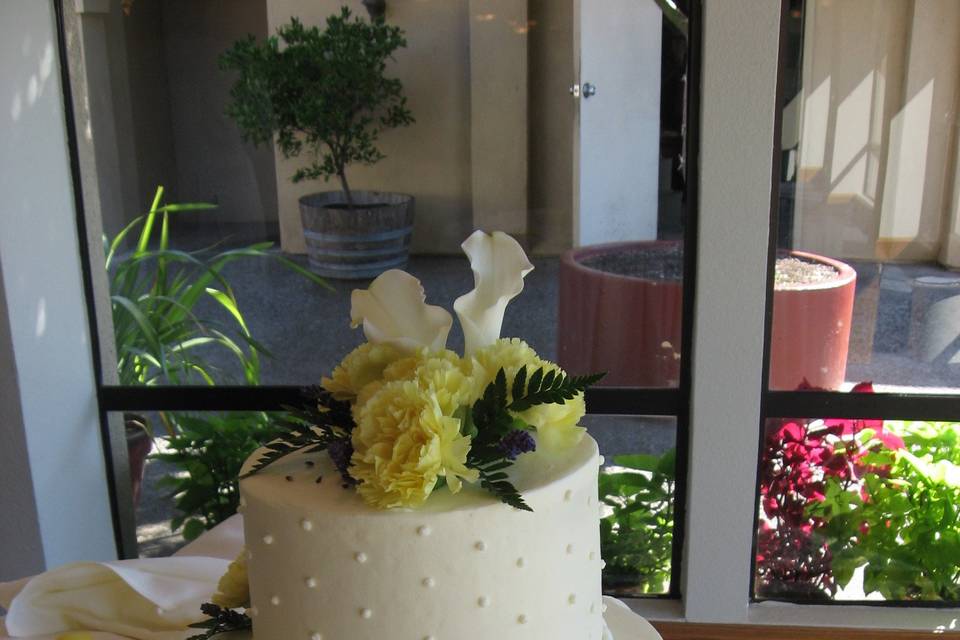 Yellow roses cake