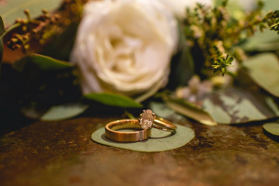 Wedding rings with flowers