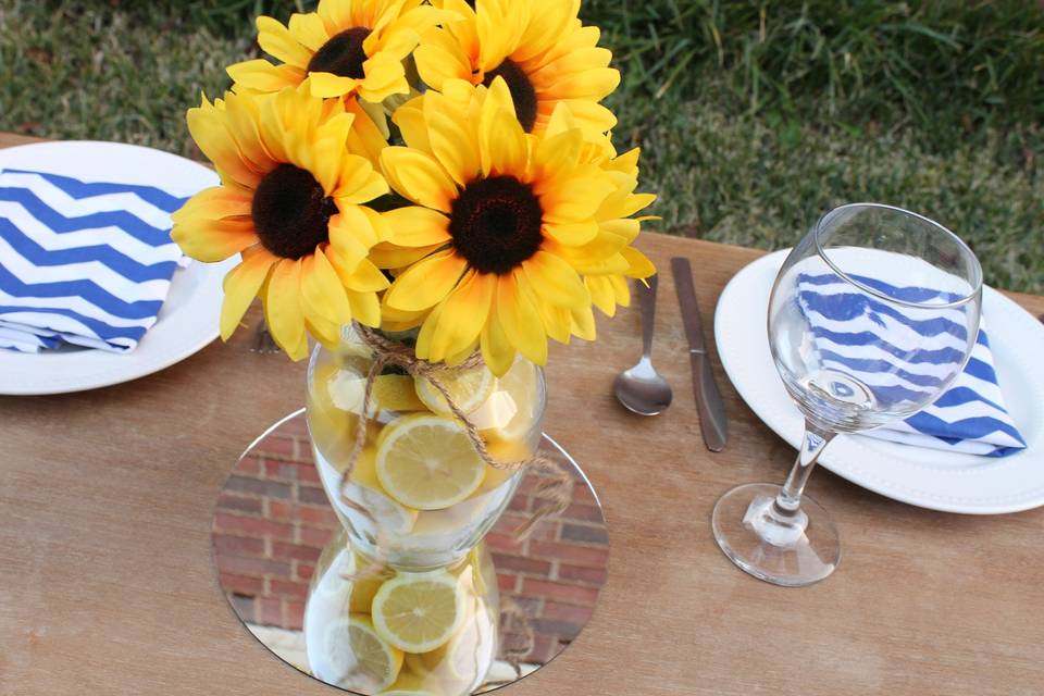 Table arrangement with centerpiece