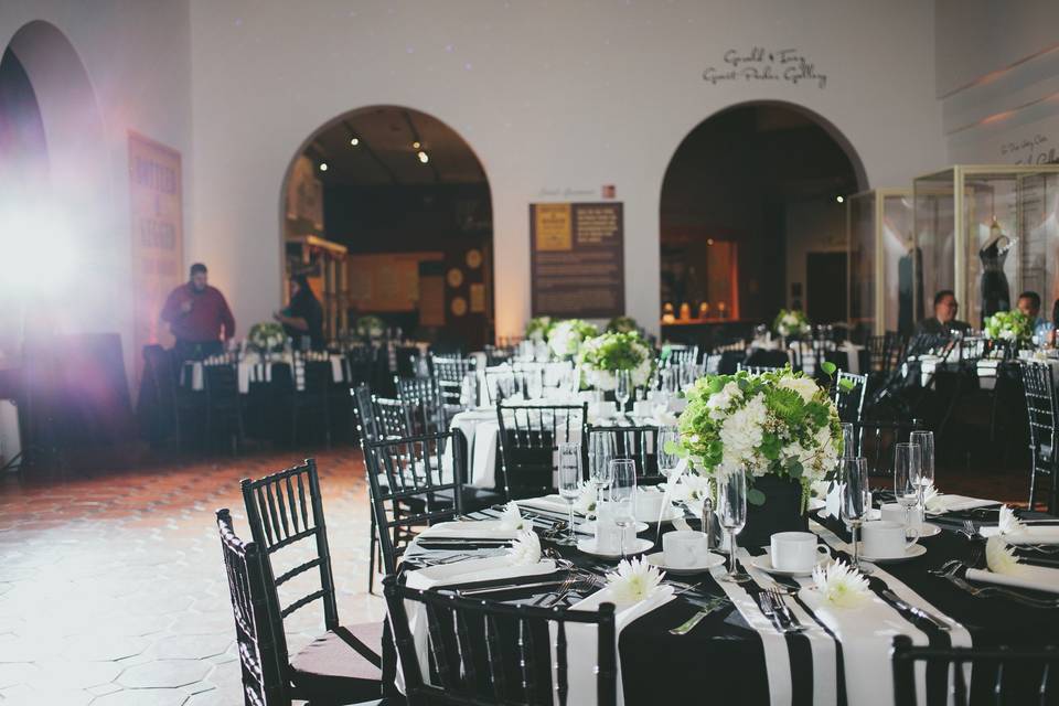 Black and white table setup | LGK Photography