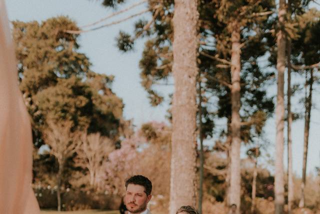 resized_outdoor_wedding_ceremony_stock_2000.png
