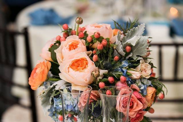 Orange and blue bouquet for the bride and bridesmaids