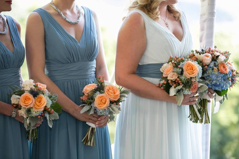 Orange and blue bouquet for the bride and bridesmaids