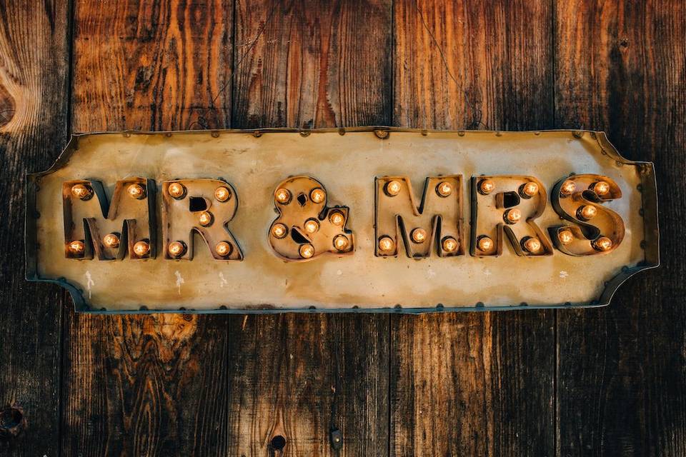 Mr. & Mrs. Lighted sign