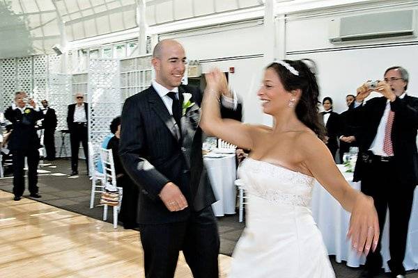 Brooklyn Botanical Ggarden, New York. Jewish wedding. Bride and groom dancing..