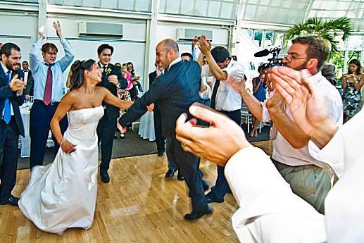 Brooklyn Botanical Ggarden, New York. Jewish wedding. Bride and groom dancing.