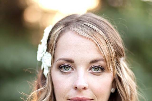 Mandee wanted a romantic, classic look to go with her beautiful rustic mountain wedding. I used some lighter browns and pinks, finished off with a bit of a dark brown in her outer corner for more definition and a thin black liner.