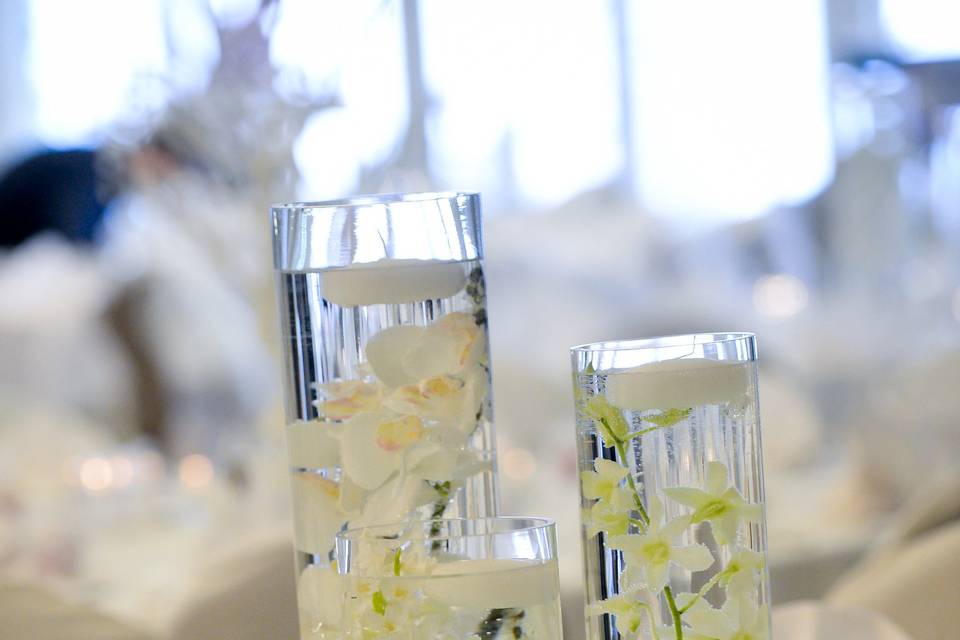 Simply white centerpiece