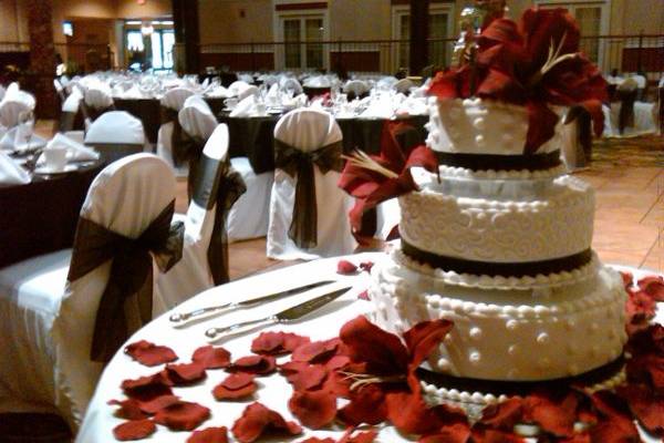 Petals and flowers the wedding cake