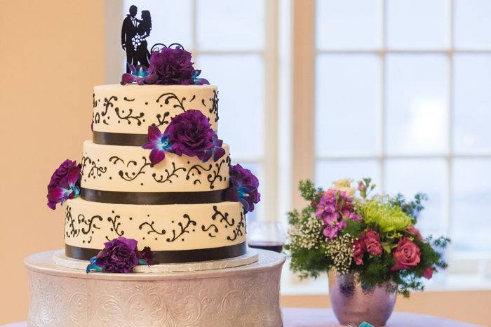 Cake flowers with orchids and purple lisianthus.