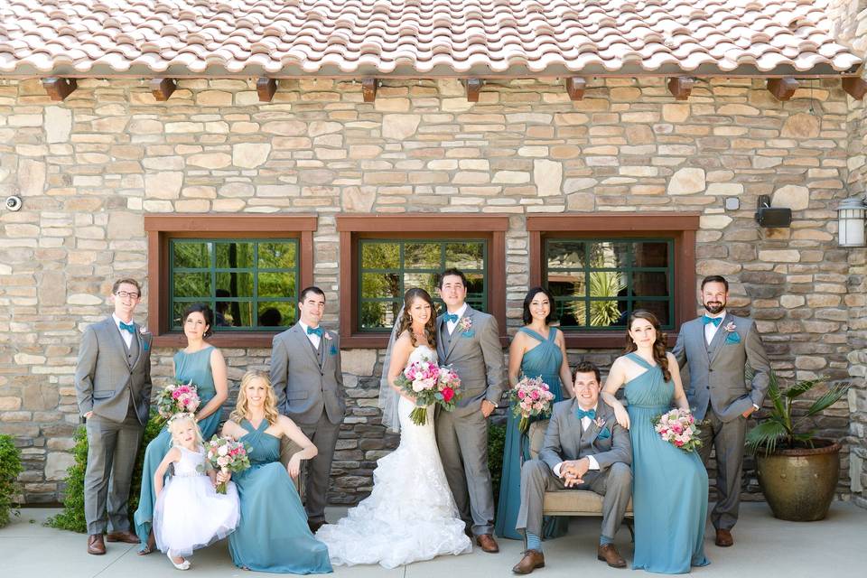 Couple with bridesmaids and groomsmen