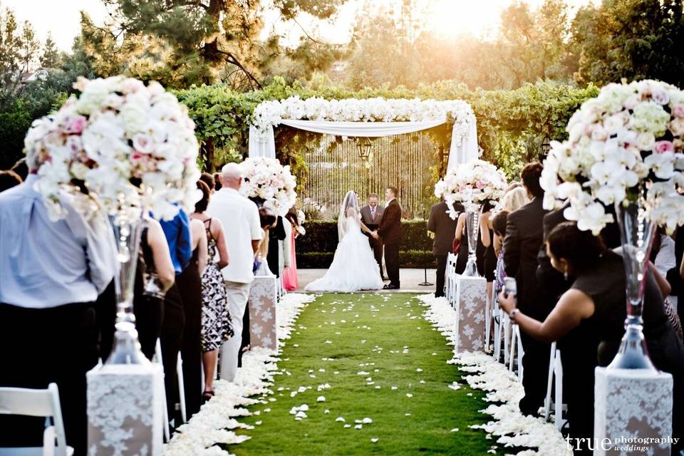 Aisle and arch decor