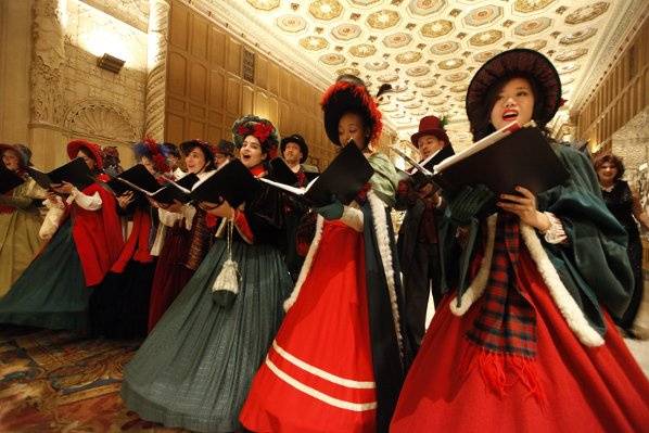 Dickens 2010 costumed carolers