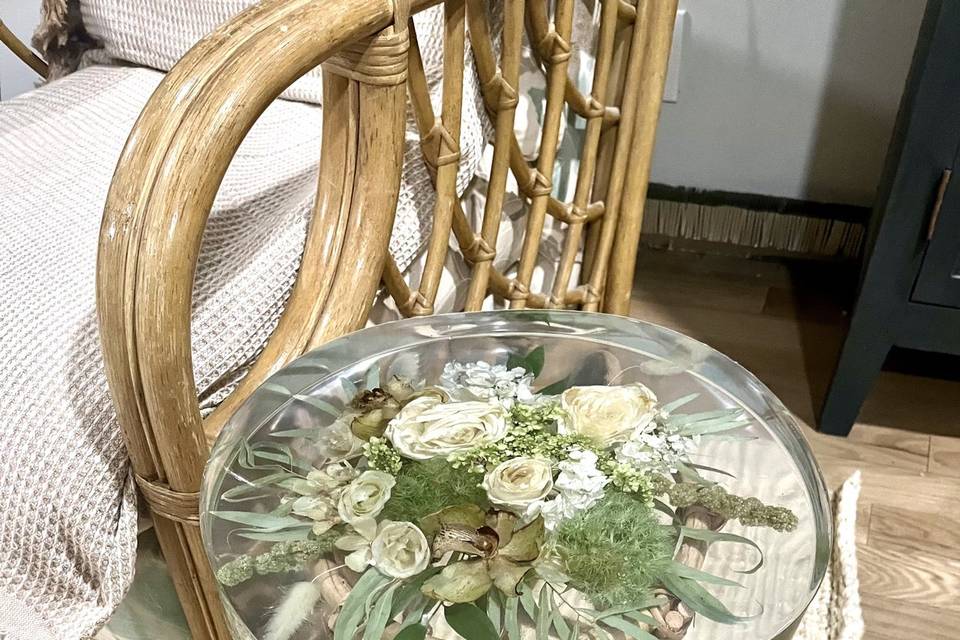 Preserved bouquet table