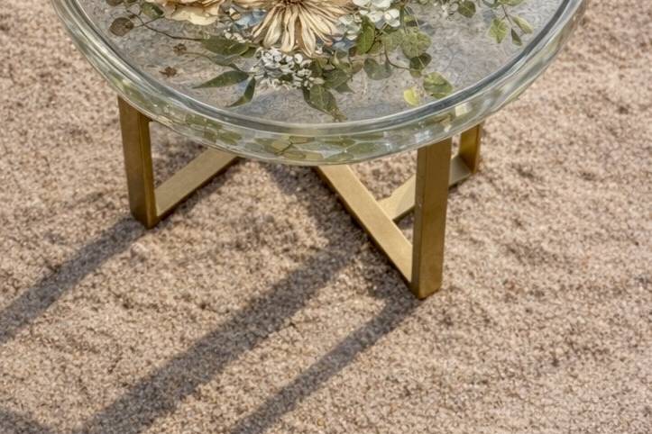 Preserved bouquet table