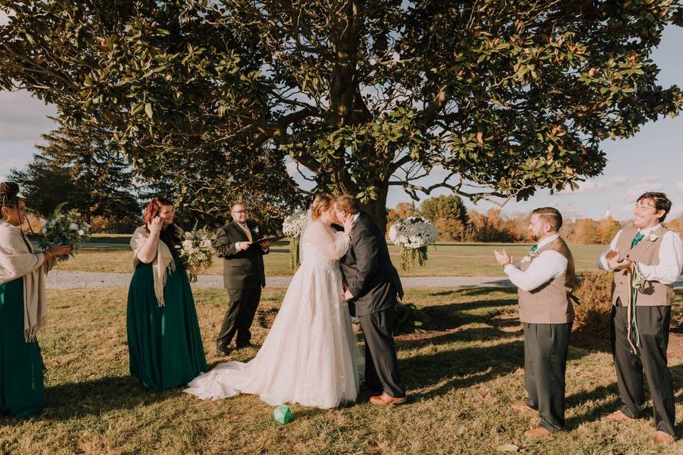 Stepne ceremony kiss