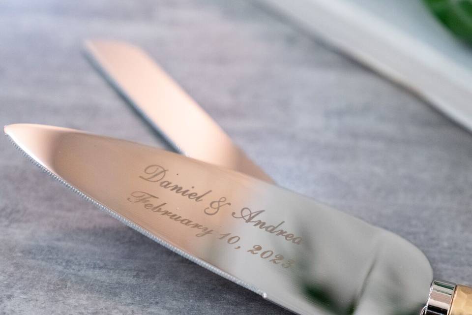 Engraved cake cutter
