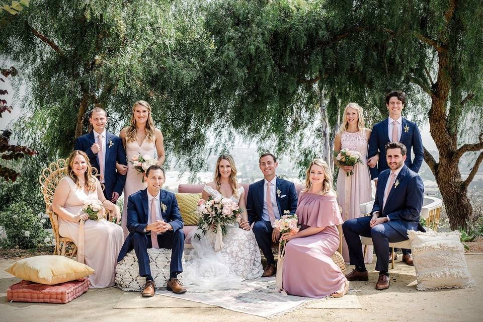 Group photo with the bridesmaids and groomsmen